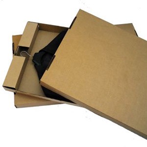 Caja de cartón con tapa y fondo, ideal para enviar prendas de vestir